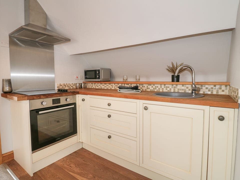 Cottage | Private kitchen | Fridge, electric kettle, toaster, cookware/dishes/utensils
