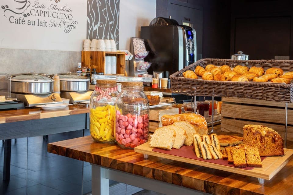 Daily buffet breakfast (EUR 13.35 per person)