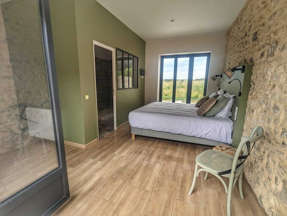 Club Double Room | Minibar, individually decorated, individually furnished, desk