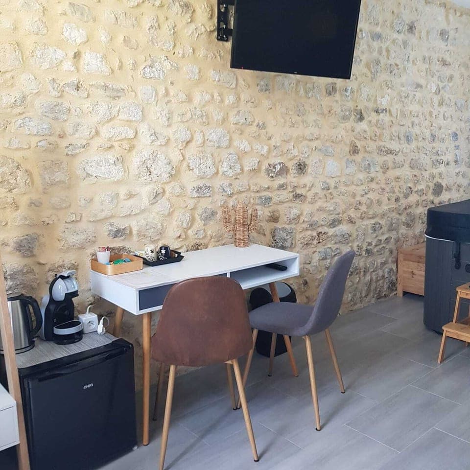 Deluxe Double Room, Hot Tub | In-room dining