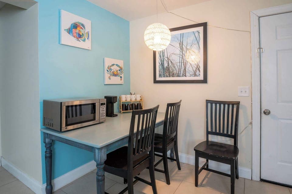Ground level eat-in living room
