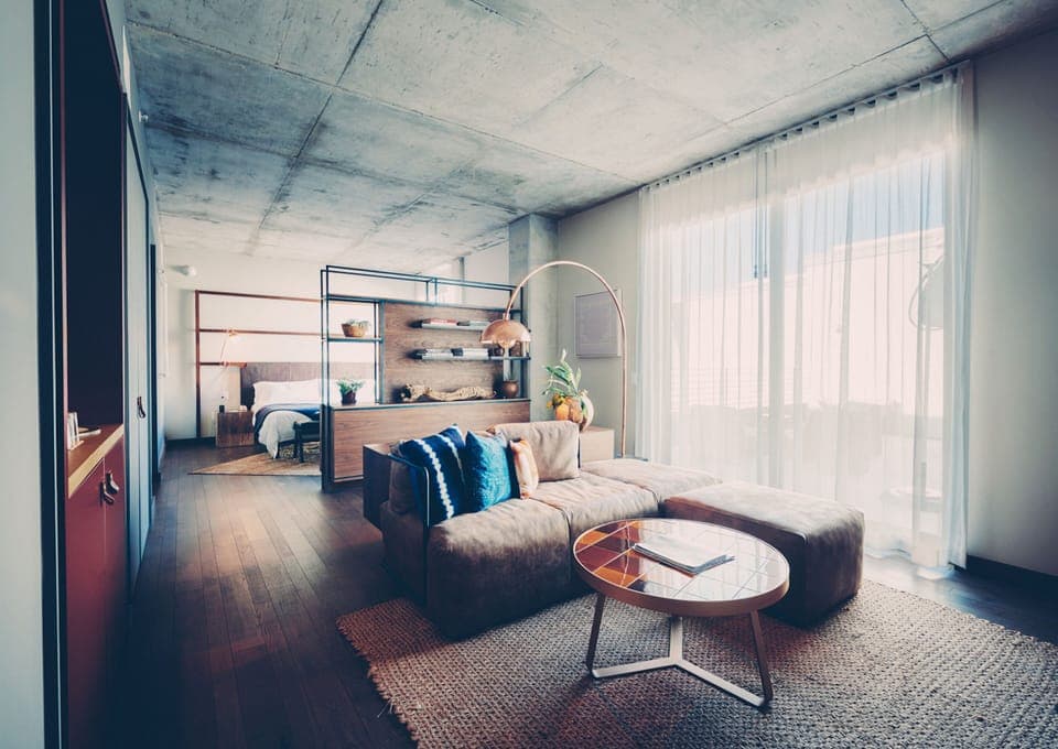 Room (Monroe) | Living area | LED TV