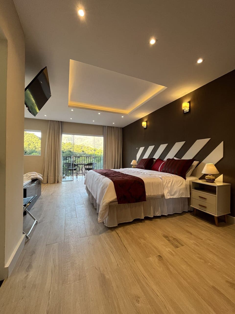 Deluxe Suite | Minibar, in-room safe, blackout drapes, free WiFi