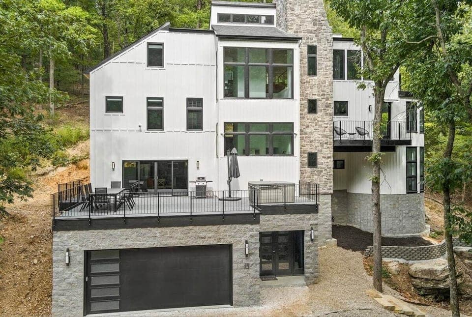 Rocky Summit is your ideal destination for a relaxing and convenient escape, where you can enjoy the natural beauty of Beaver Lake.