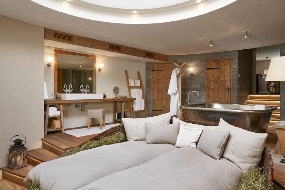 Suite (Stailetta) | Living area | TV, books