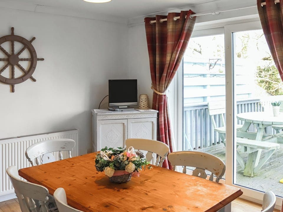 Kitchen/diner | Lon Lwyd Isaf, Pentraeth