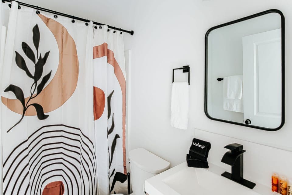 Classic Room 2 Queen | Bathroom | Shower, rainfall showerhead, free toiletries, hair dryer