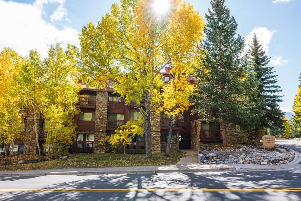 Front view of condo. 4 min walk to Main Street & 100 yards to 4 O'Clock ski run.