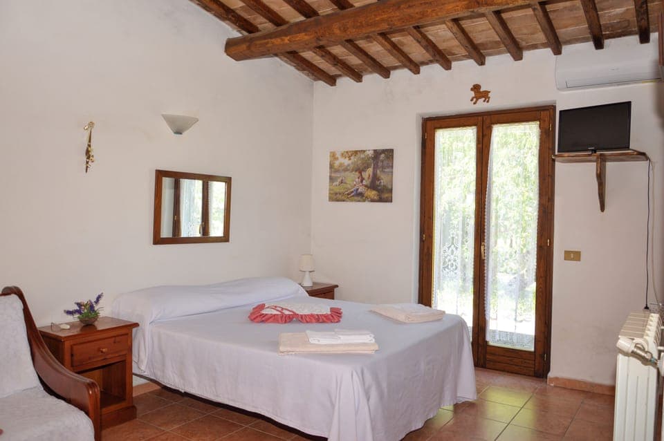 Traditional Studio | Desk, free WiFi