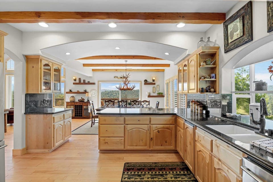 House (4 Bedrooms) | Private kitchen | Fridge, microwave, oven, stovetop