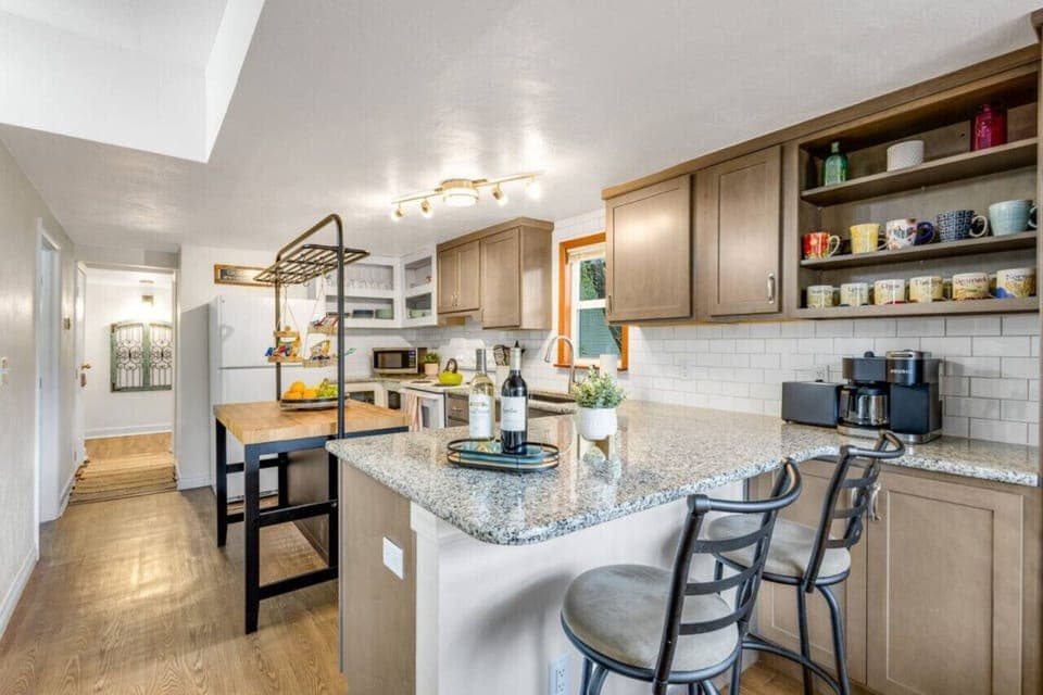 Full kitchen