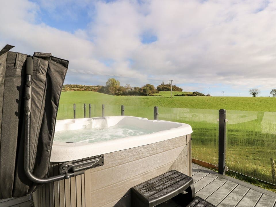 Cottage | Outdoor spa tub
