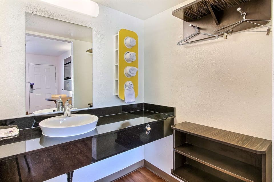 Combined shower/tub, towels