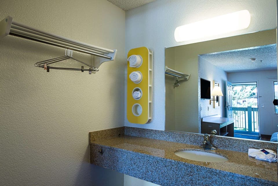 Combined shower/tub, towels