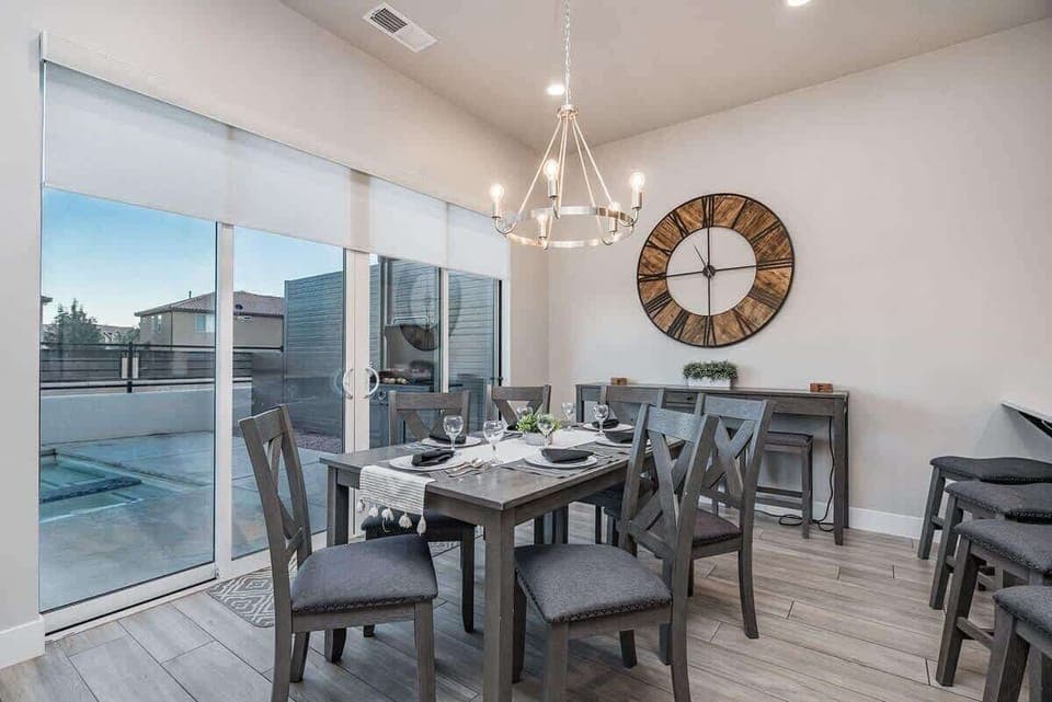 61 - Dining area with seating for 10