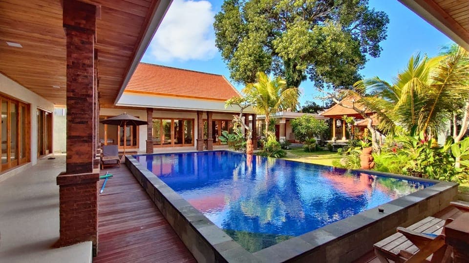 Deluxe Room | Bathroom | Shower, soap, shampoo, toilet paper