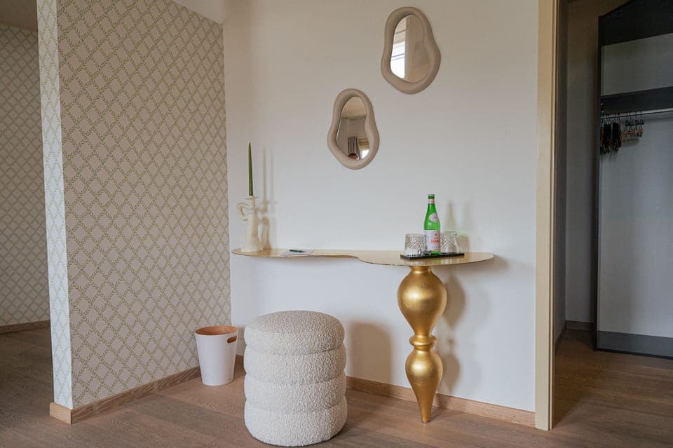 Junior Suite Signature, Balcony & Lake View | Living area | 120-cm flat-screen TV with cable channels