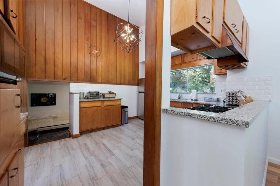 Main House - Fully stocked kitchen