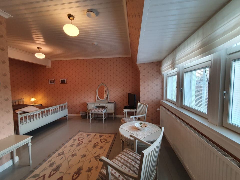 Main building double room 1 | Individually decorated, desk, free WiFi, bed sheets