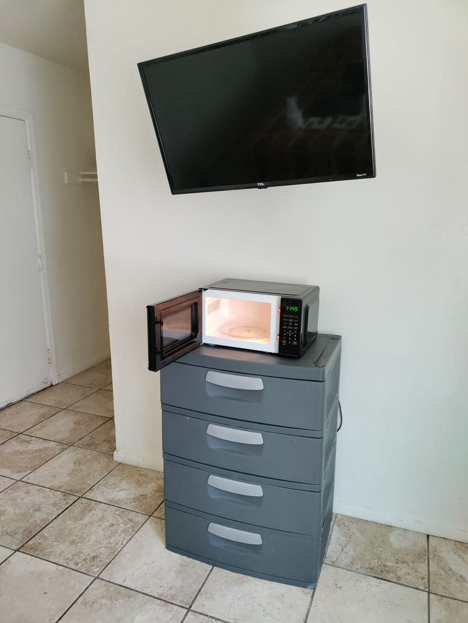 Basic Studio | Living area | 32-inch Smart TV with cable channels, Netflix, Hulu