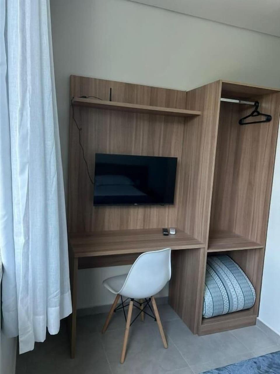 Standard Suite | Desk, laptop workspace, free WiFi