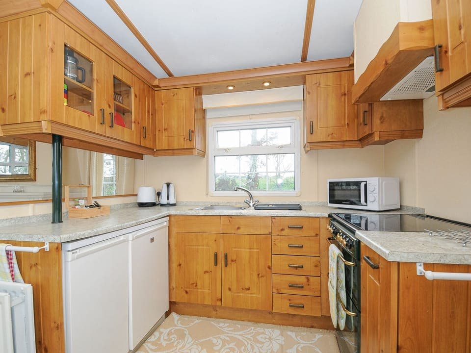 Cottage | Private kitchen | Fridge, electric kettle, toaster, cookware/dishes/utensils