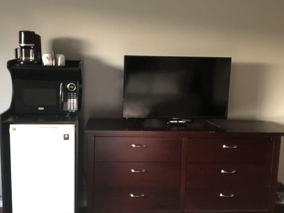 Room, 1 Queen Bed | Laptop workspace, iron/ironing board, bed sheets