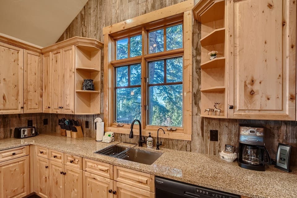House, 4 Bedrooms | Private kitchen | Fridge, oven, coffee/tea maker, toaster
