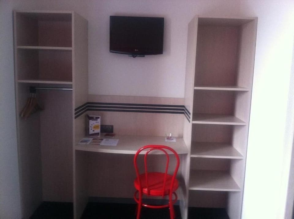 Desk, soundproofing, free WiFi, bed sheets