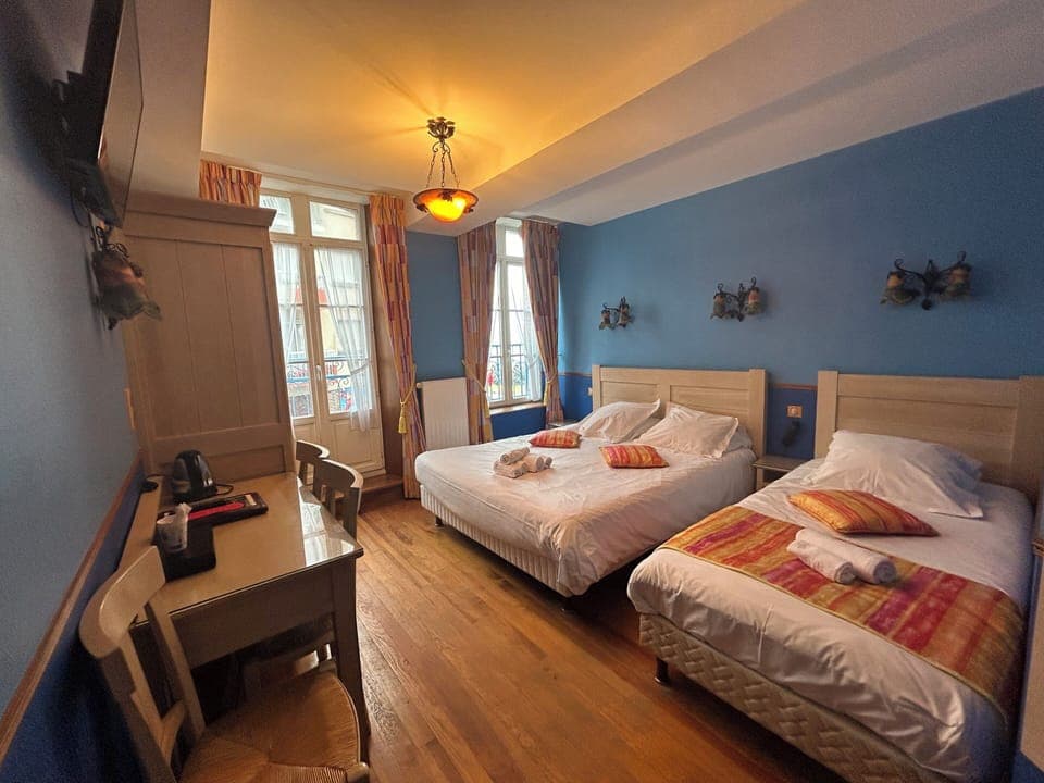 Triple Room (vue rue) | Desk, iron/ironing board, free WiFi, bed sheets