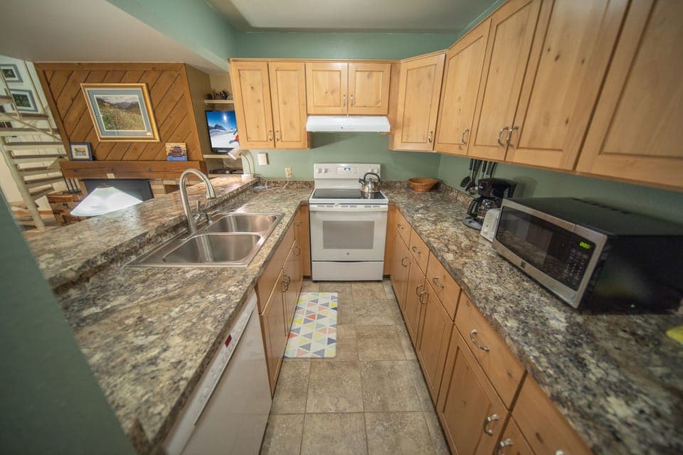 Spacious, fully equipped kitchen