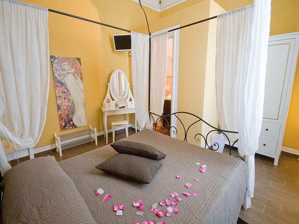 In-room safe, desk, free WiFi, bed sheets