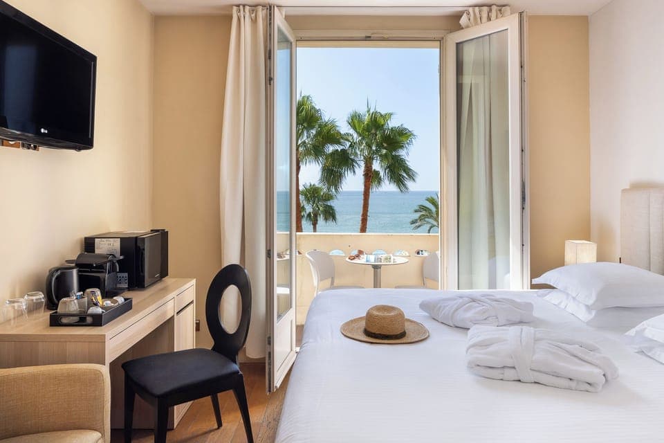 Deluxe Room Sea View and Balcony | In-room safe, desk, soundproofing, free WiFi