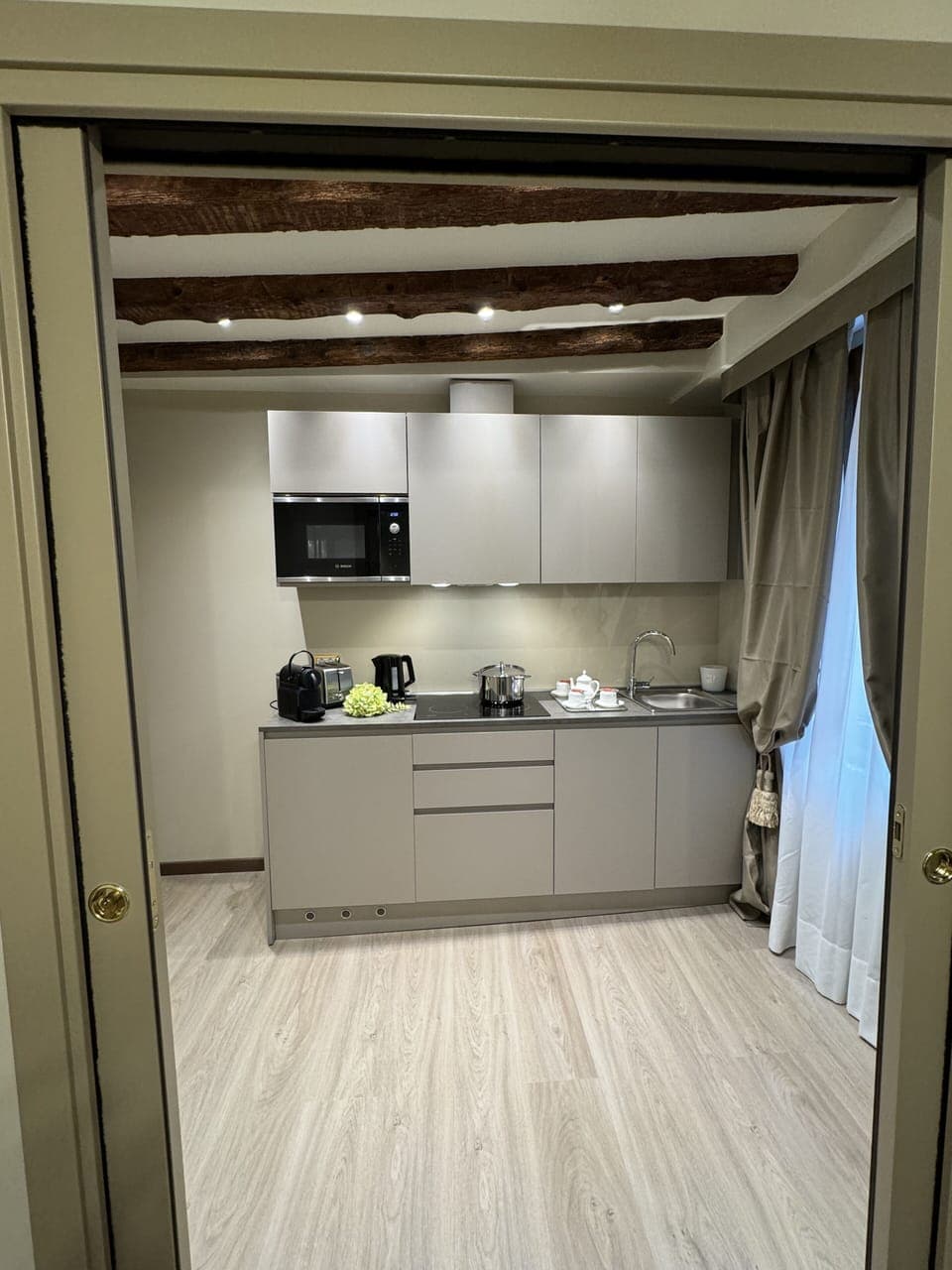 Executive Apartment, Canal View | Private kitchen