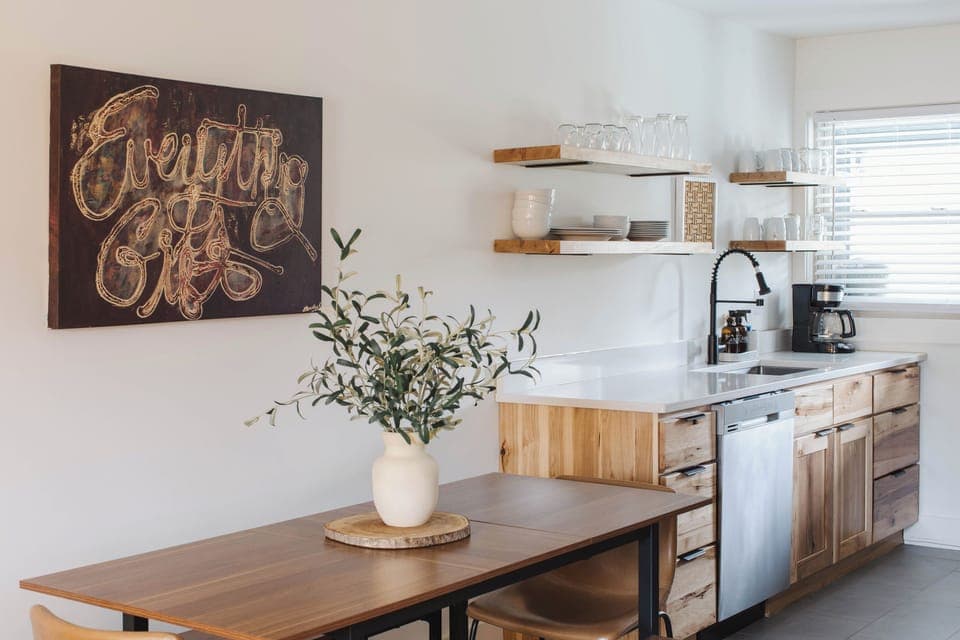 [Dining & Kitchen] Seat 8, Fully-stocked Kitchen