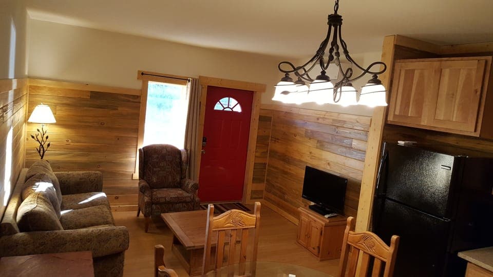 Unit C-Deluxe 1 bedroom w/Washer & Dryer | Living area | 40-inch flat-screen TV with satellite channels, TV