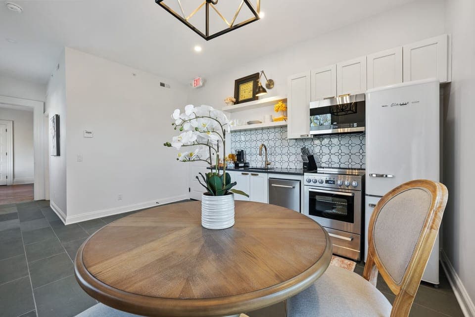 Kitchen & Dining