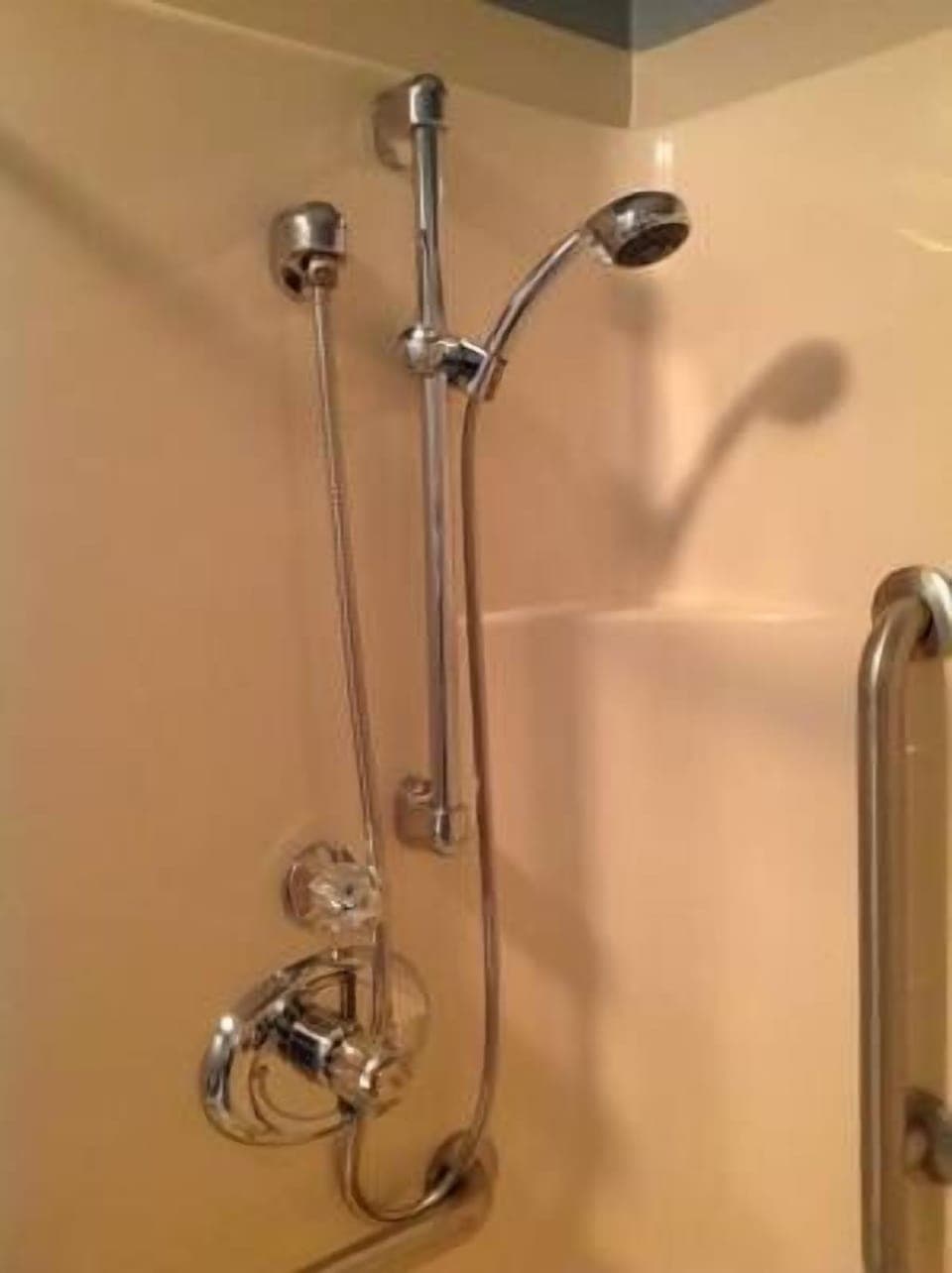 Standard Room, 1 King Bed, Non Smoking, Mountain View | Bathroom shower