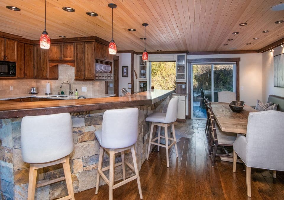 Kitchen & Dining