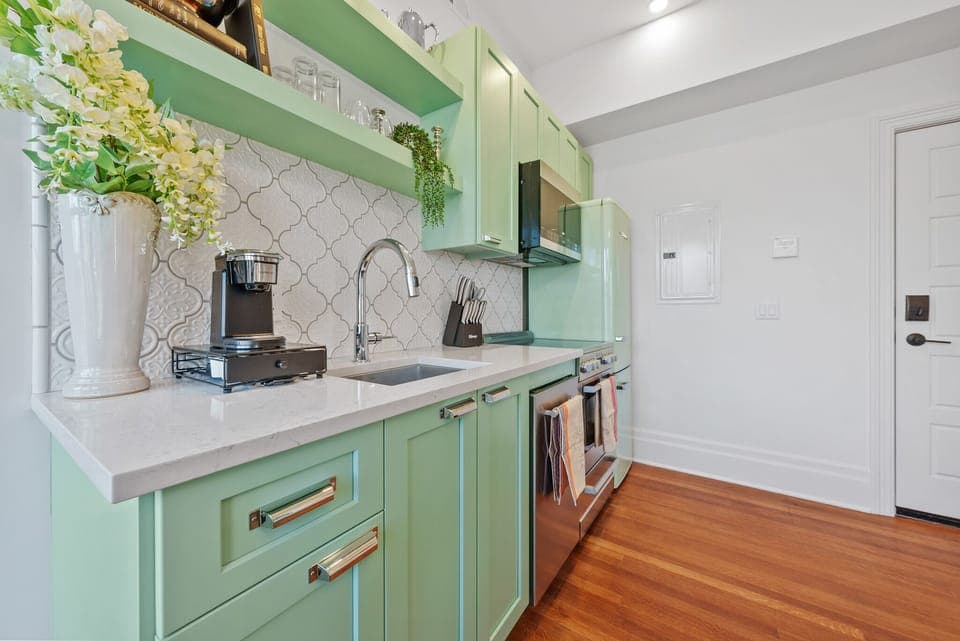 Kitchen & Dining