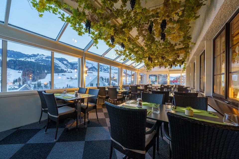 2 restaurants, lunch, dinner served; Italian cuisine