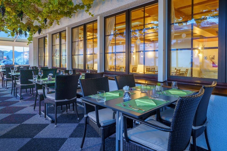 2 restaurants, lunch, dinner served; Italian cuisine