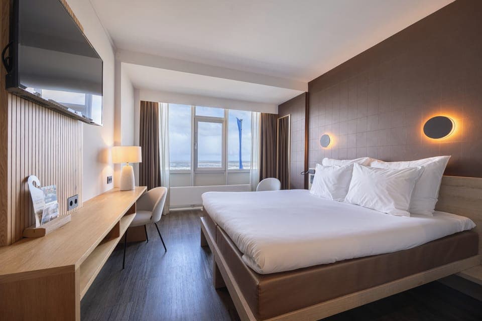 Hypo-allergenic bedding, in-room safe, free WiFi, bed sheets