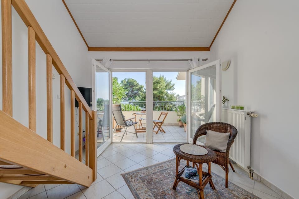 Apartment (Beachfront apartment Milan with balco) | Living area | 32-inch TV with satellite channels