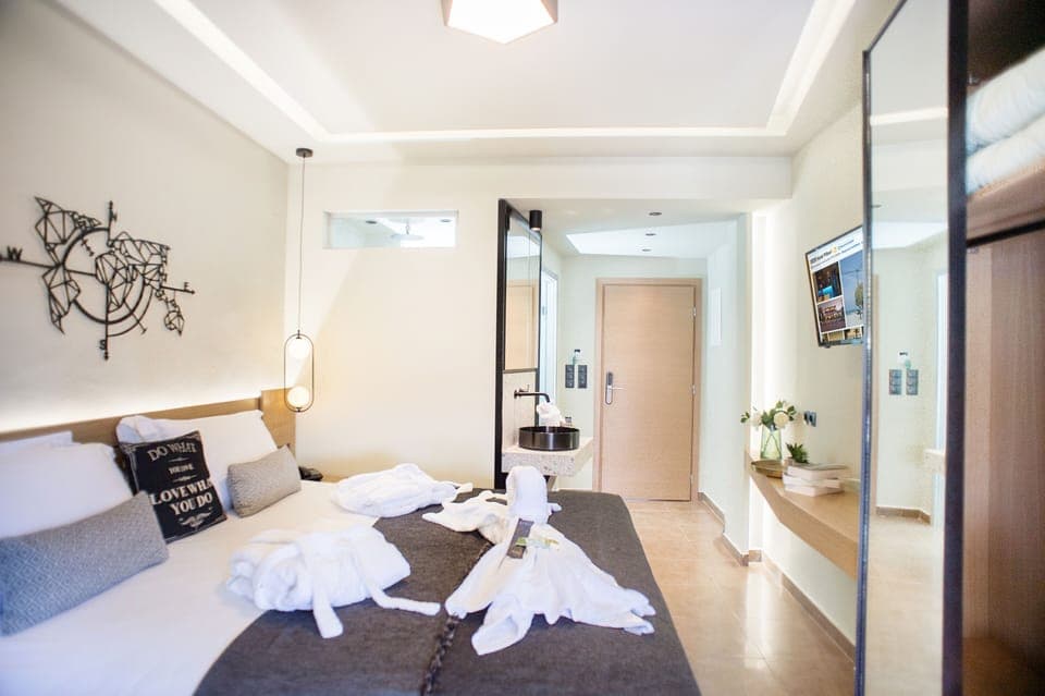 Luxury Double Room, 1 Bedroom, Non Smoking, Partial Sea View | Egyptian cotton sheets, premium bedding, individually decorated