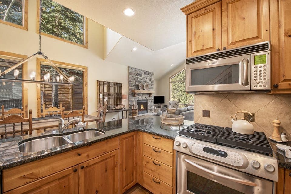 Townhome, 3 Bedrooms | Private kitchen | Fridge, oven, coffee/tea maker, toaster
