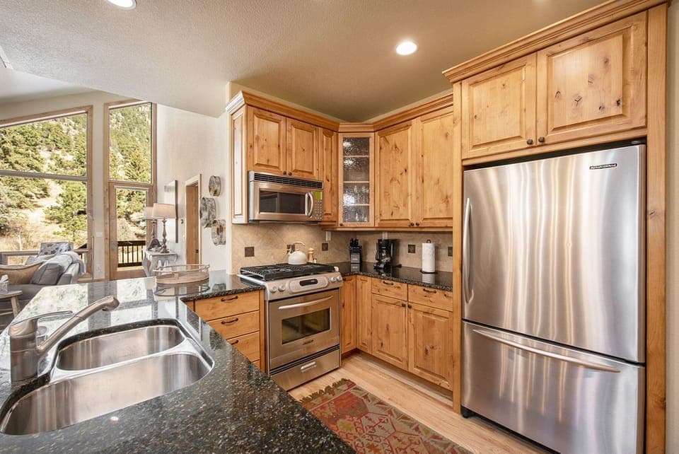 Townhome, 3 Bedrooms | Private kitchen | Fridge, oven, coffee/tea maker, toaster