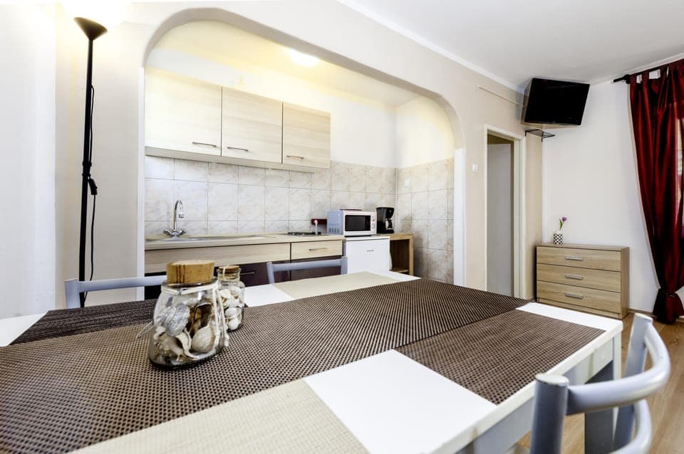 Studio | Private kitchen | Fridge, microwave, stovetop, coffee/tea maker