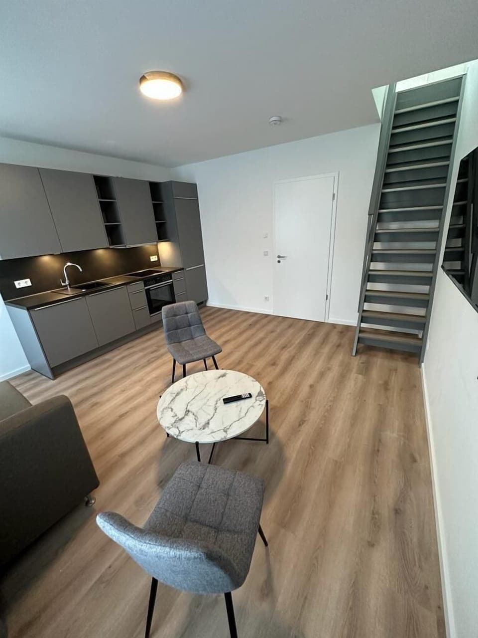 40-inch Smart TV with cable channels, heated floors