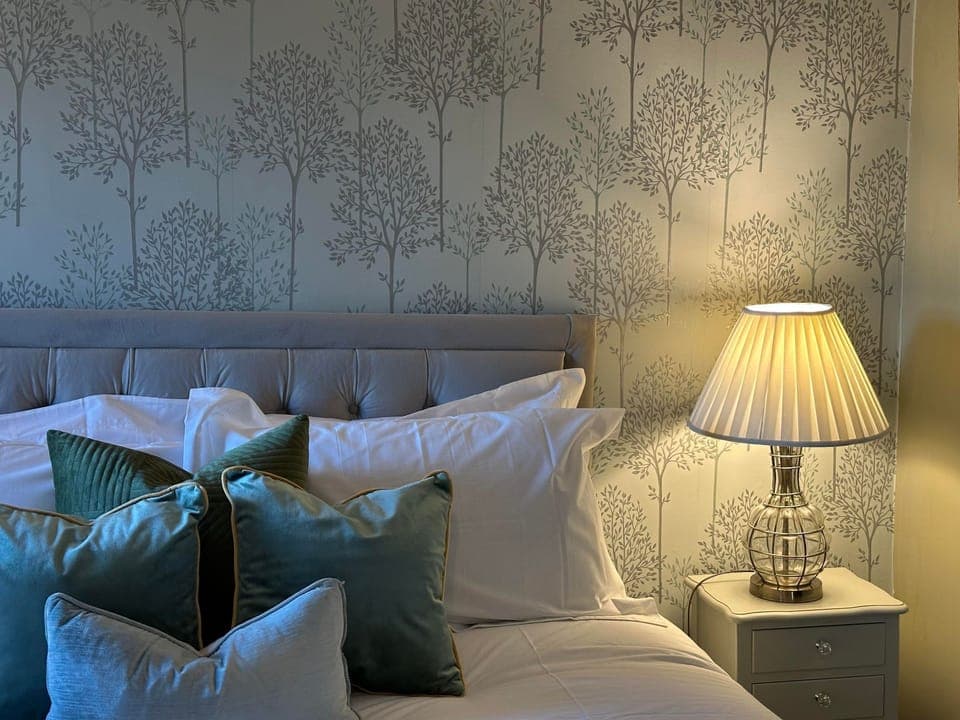 Romantic Room | Premium bedding, free WiFi, bed sheets